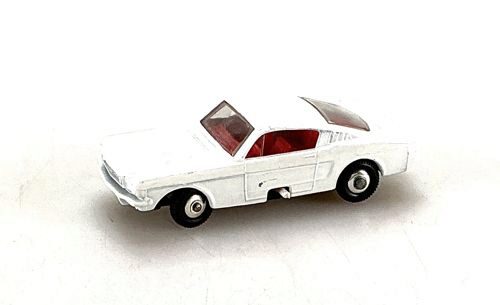 MATCHBOX 8 *Ford Mustang weiss no 8