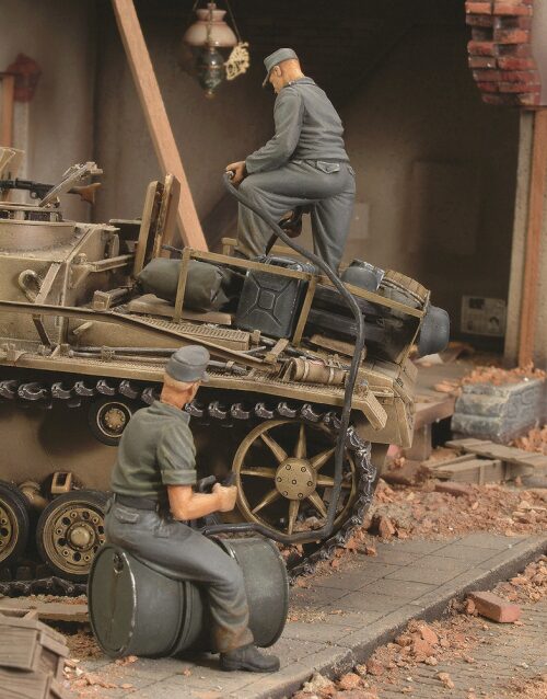 Royal Model RM154 German crew refuelling tank-2 fig.-WWII