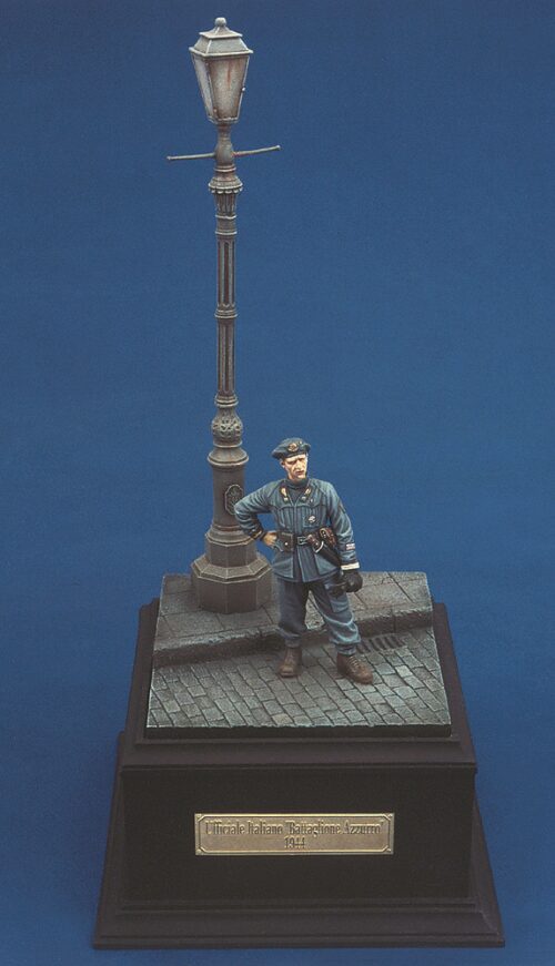 Royal Model RM194 Italian Officer Btg. Azzurro (with base) WWII