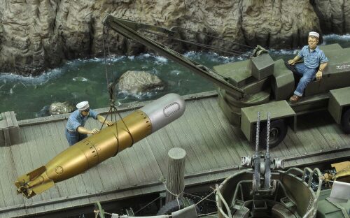 Royal Model RM538 U.S. sailors loading torpedo-WWII