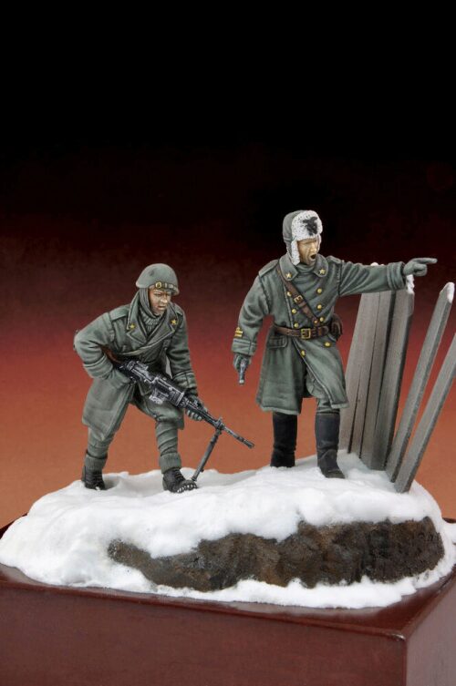 Royal Model RM589 Italian infantryman and officer Russia 1943