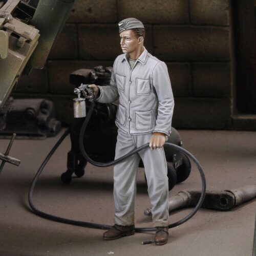 Royal Model RM758 Soldier spray painting