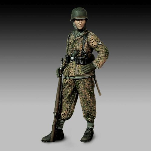 Royal Model RM918 German soldier with rifle