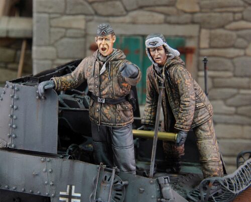 Royal Model RM675 German tankers in winter dress loading ammo-2 fig.