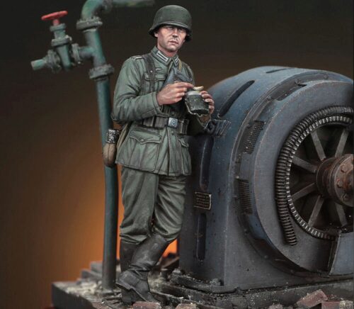 Royal Model RM972 German infantry soldier eating - WWII