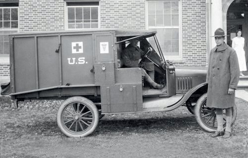 ICM 35662 Model T 1917 Ambulance with US Medical Personnel