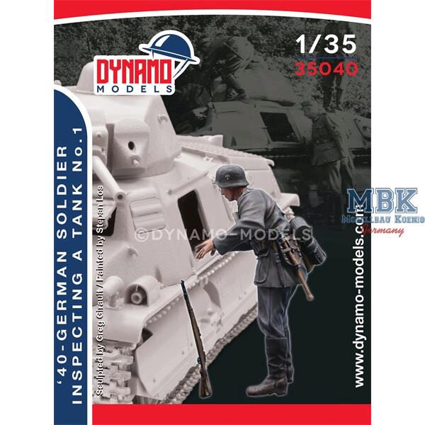 Dynamo Models DYM35040 1940 German Infantry inspecting a Tank No. 1