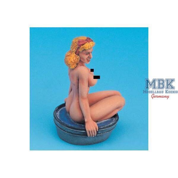 LEGEND PRODUCTIONS LF0089 Bathing Girl