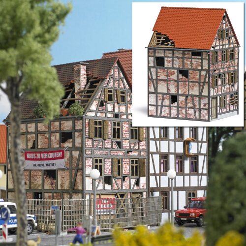 Busch 1668 Verfallenes Stadthaus H0