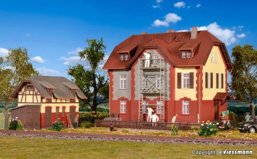 Kibri 39315 H0 Eisenbahner-Wohnhaus mit Baugerüst und Nebengebäude

