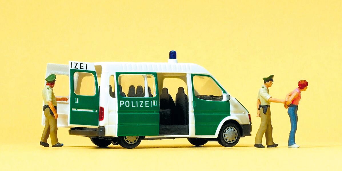 Preiser 33248 Polizeifahrzeug mit geöffneten Türen. Ford Transit. Zwei Polizeibeamte. verhaftete Frau