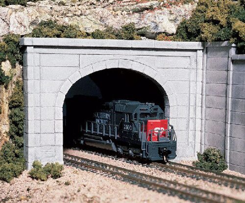 Woodland C1156 N-Spur Tunnelportal   zweigl. Beton